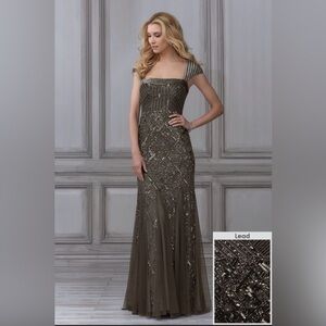 Adrianna Papell Elegant Beaded Evening Gown Lead size 4 
Style 40103